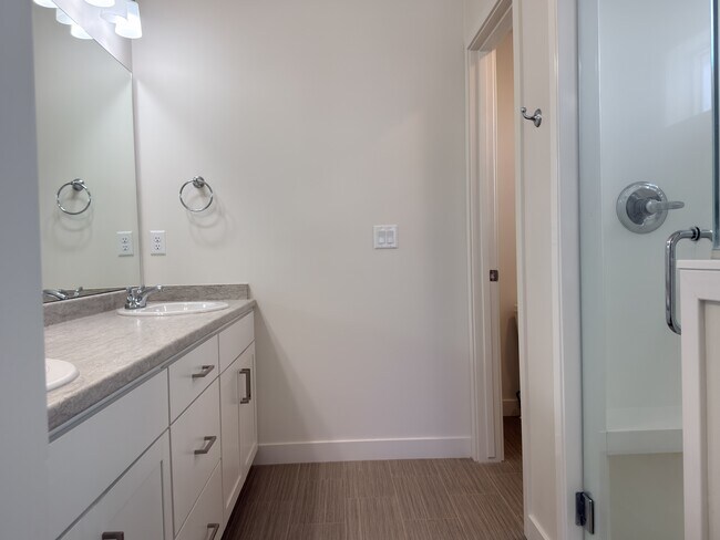 Building Photo - 138 E Crown Point Dr