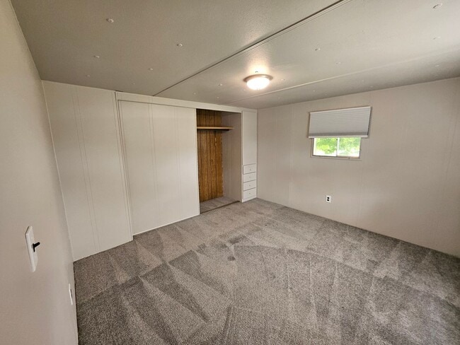 Building Photo - Charming 3BR/1BA in Eagle Creek – W/D, Yar...