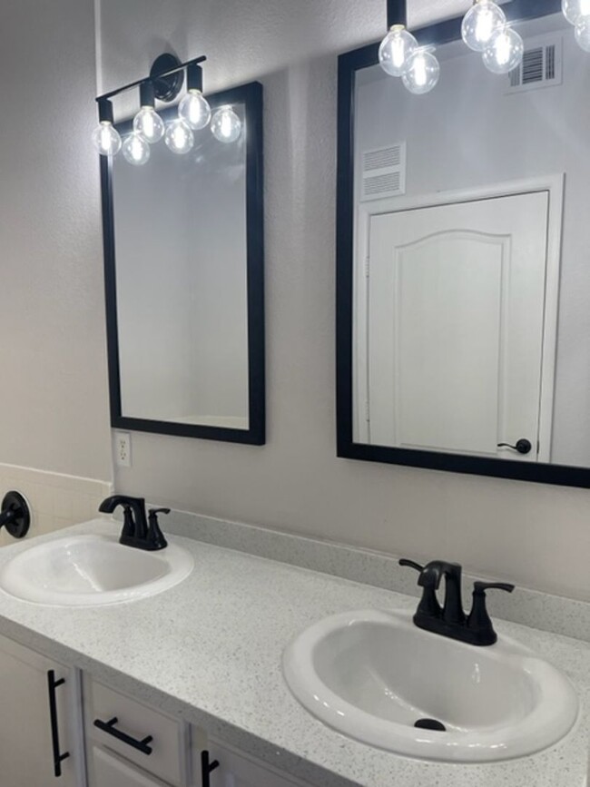 Building Photo - BEAUTIFUL CUSTOM CONDO IN DOWNTOWN SUMMERLIN