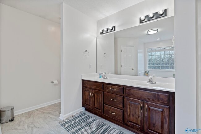 Building Photo - 100 Ellacott Dr