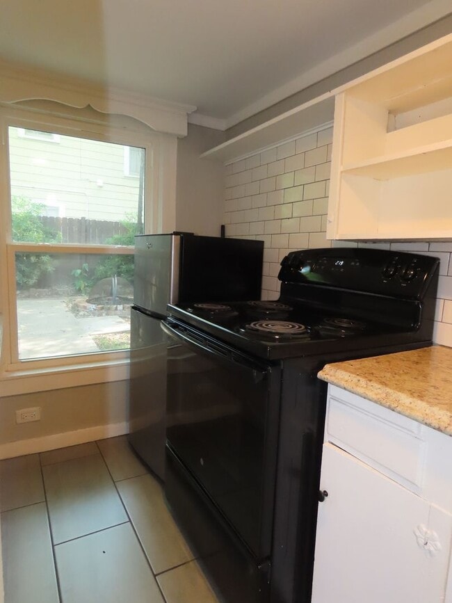 Building Photo - Utilities Included! 1 Bedroom Apartment, D...