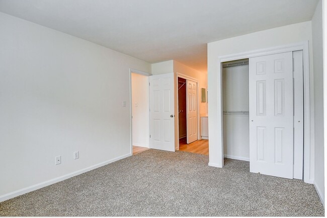Building Photo - 2393 London Pointe Dr