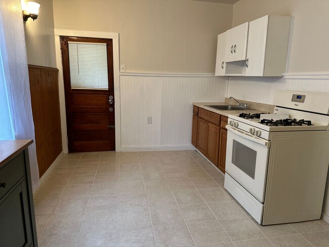 Building Photo - Spacious 1 bedroom 1 bath for rent