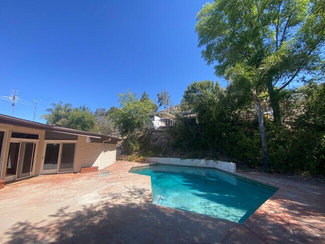 Building Photo - Beautiful 4 Bed / 4 Bath Home with Private Pool in Prestigious La Cañada