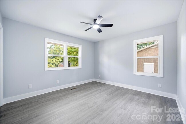 Building Photo - 553 Derrydowne Dr