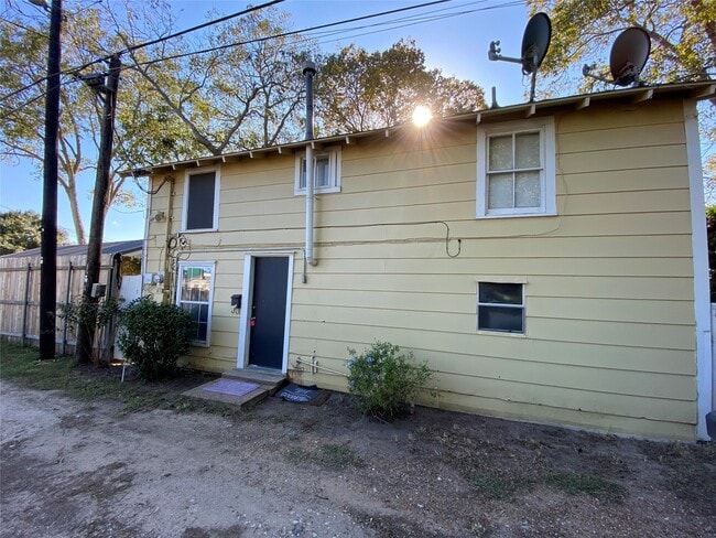 Building Photo - 208 Ave A