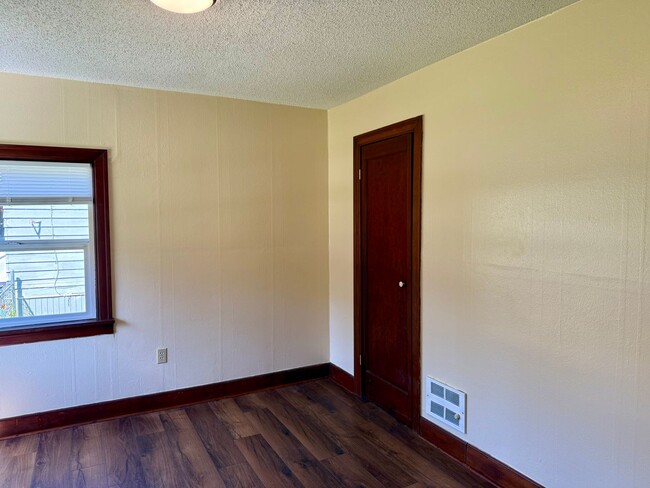 Building Photo - Shoreline House