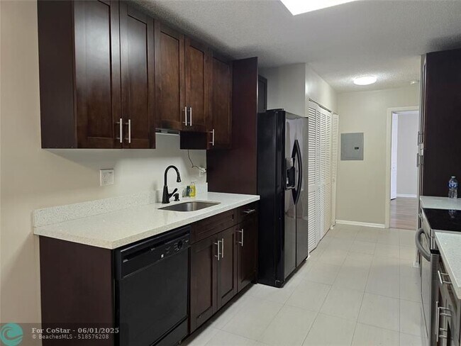 Building Photo - 4455 Carambola Cir N