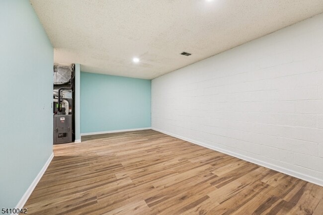 Building Photo - 1075 Ash Dr