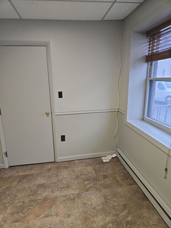 Building Photo - 203 Lincoln Way E