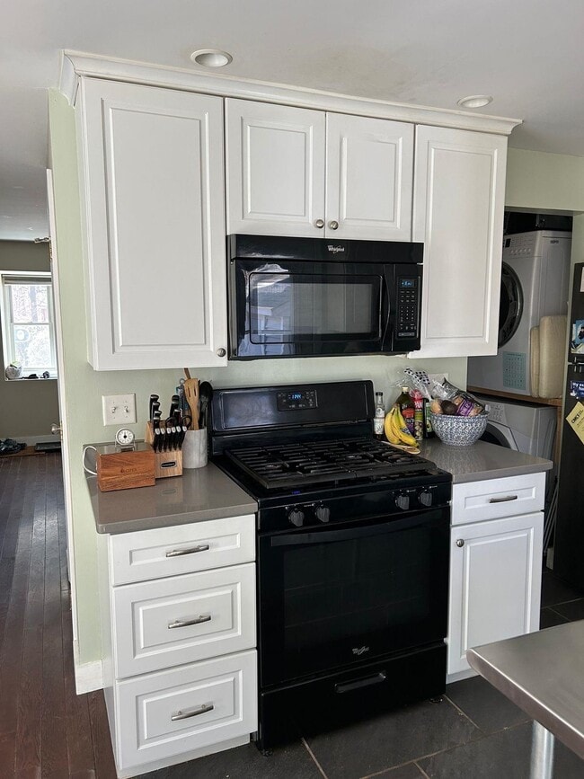 Building Photo - 777 Middle Rd