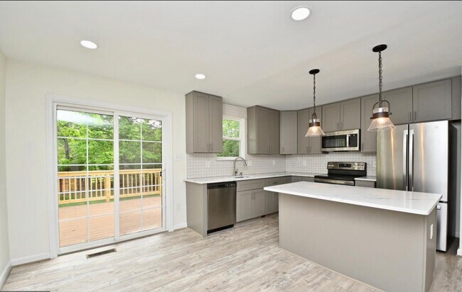 Building Photo - 16501 Accolawn Rd