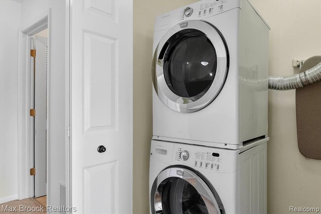 Building Photo - 3255 Camden Dr