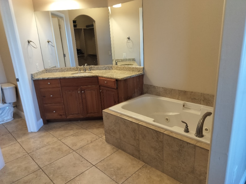 Building Photo - 810 S Dixie Dr