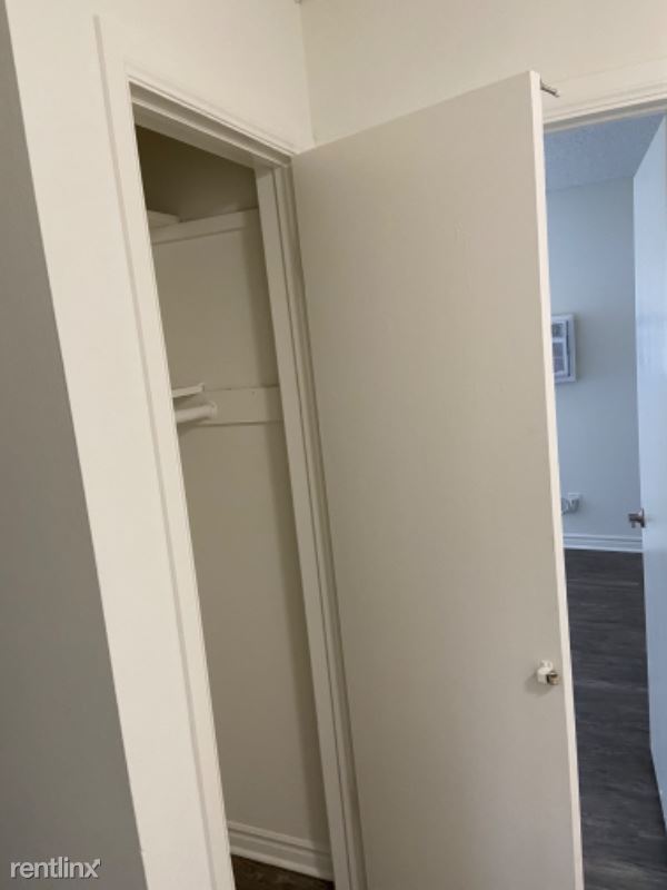 Building Photo - 420 N Loara St