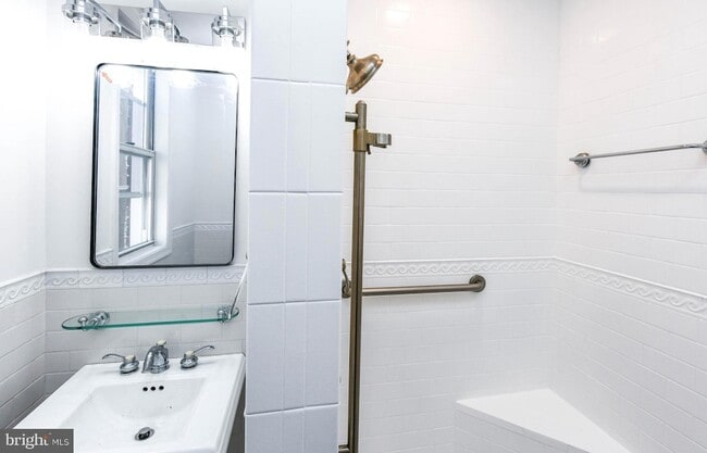 Building Photo - 104 R St NE