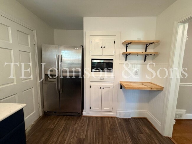 Building Photo - Charming 3-Bedroom Home with Screened Porc...