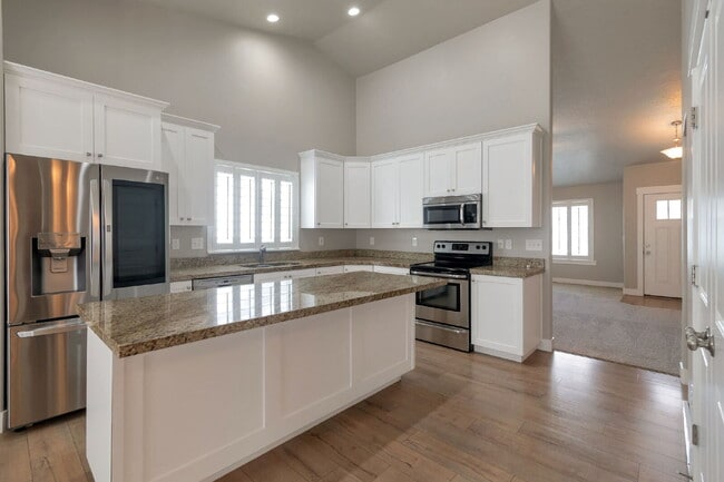 Building Photo - Available Now | American Fork, UT | 5 Bed | 3 Full Bath | Single-Family Home