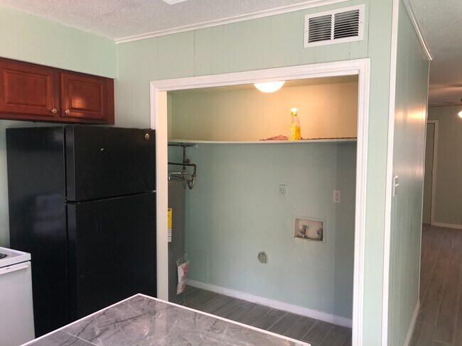 Kitchen - washer and dryer hookups in unit - 1057 Tallow Tree Ln