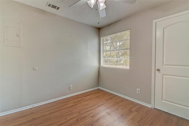 Building Photo - 400 Hedgewood Dr