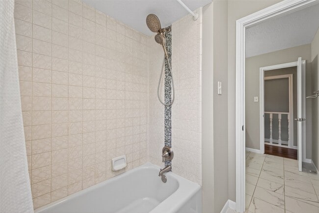 Building Photo - 105 Glenmora Ct