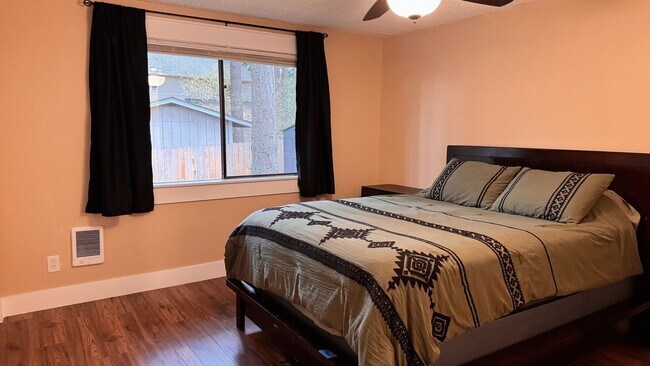 Building Photo - Fantastic Home Close to Schools, Shopping ...