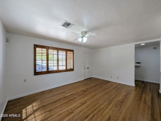 Building Photo - 2443 E Earll Dr