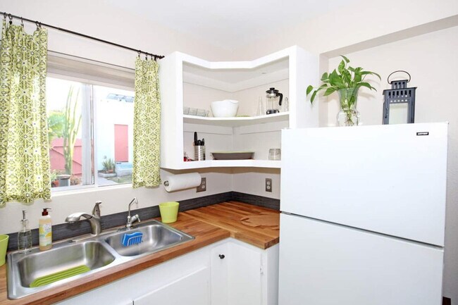 Building Photo - 3270 Cedar St