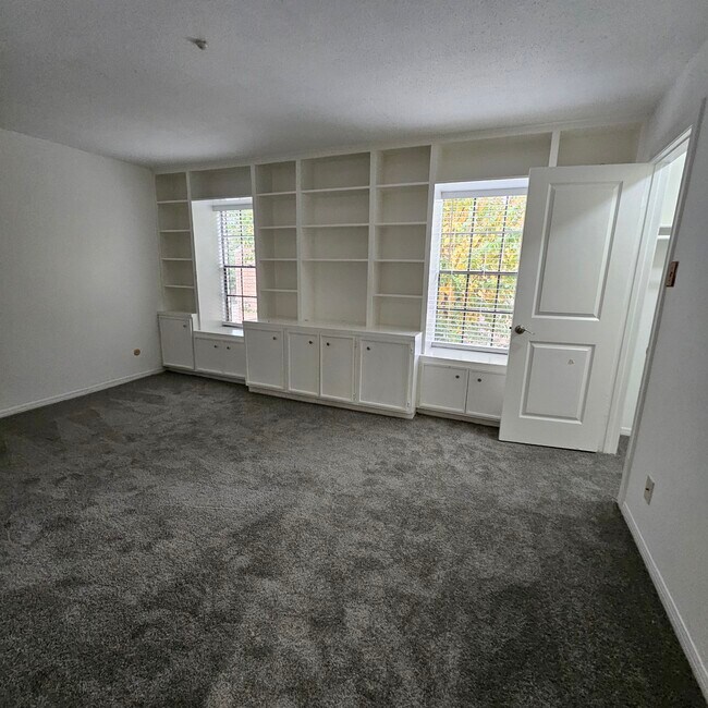 Building Photo - 712 Augusta Dr