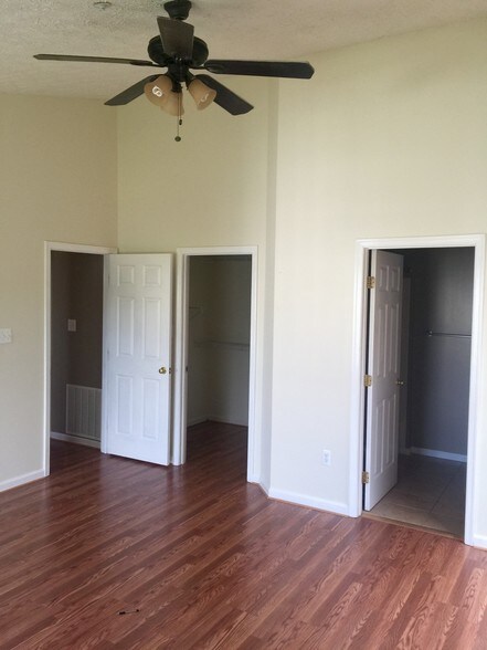 Building Photo - 5640 Wade Ct