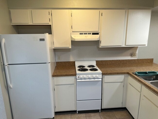 Building Photo - 2-Bedroom, 2-Bathroom End Unit Condo with ...
