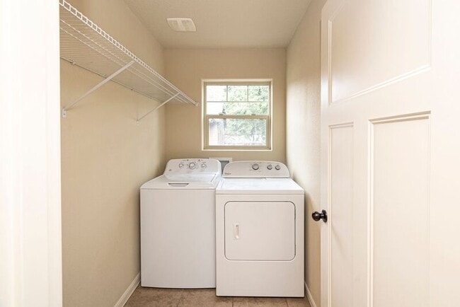 Building Photo - 14170 NE Flanders Ct