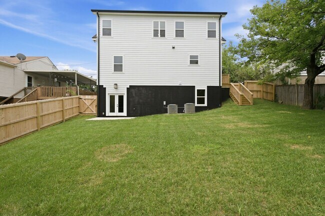 Building Photo - Spacious 5-Bedroom with Fenced Yard & Modern Amenities