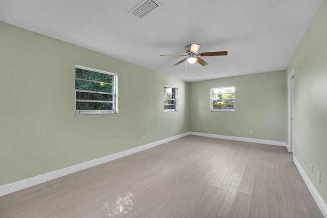 Building Photo - 154 SE Naranja Ave