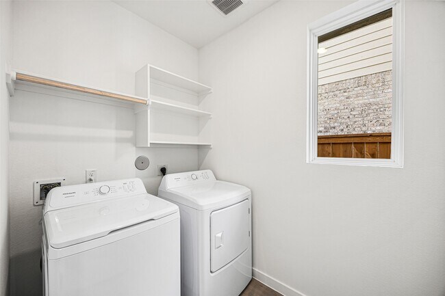 Building Photo - 5822 Majestic Sky Dr