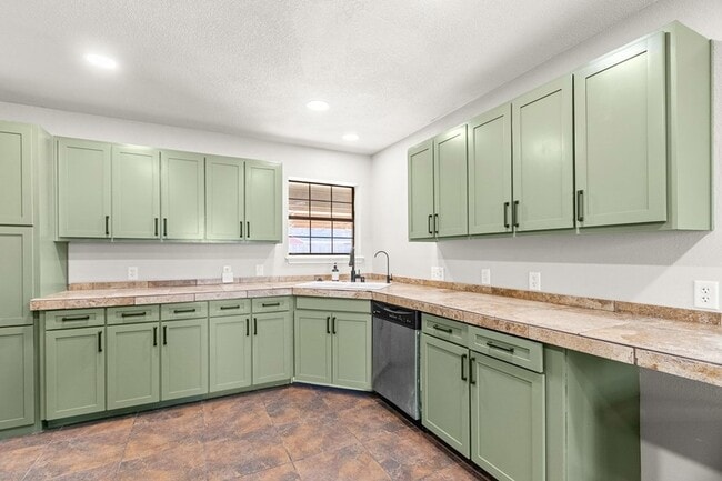 Building Photo - 3701 Oakmont Dr