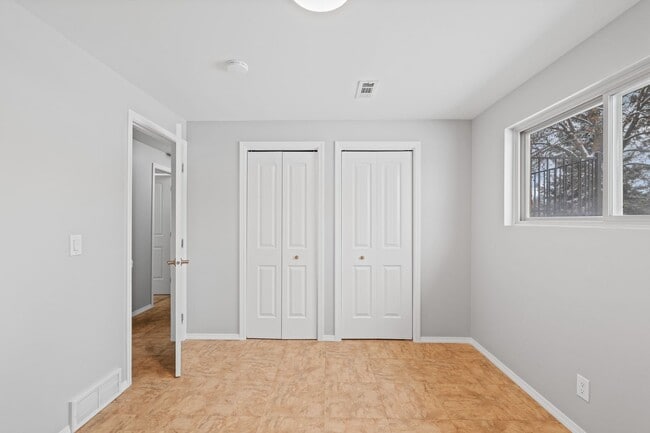 Building Photo - 4-Bedroom Retreat in Medical Lake - 2 Baths & 2,454 Sq/Ft Half Month Rent Free!