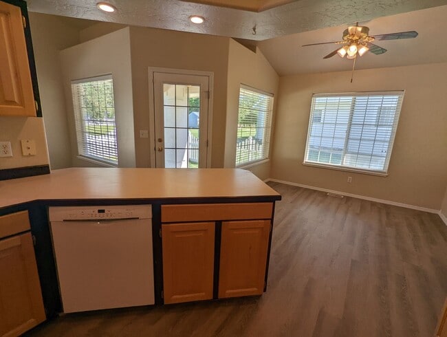 Building Photo - Park Like Setting