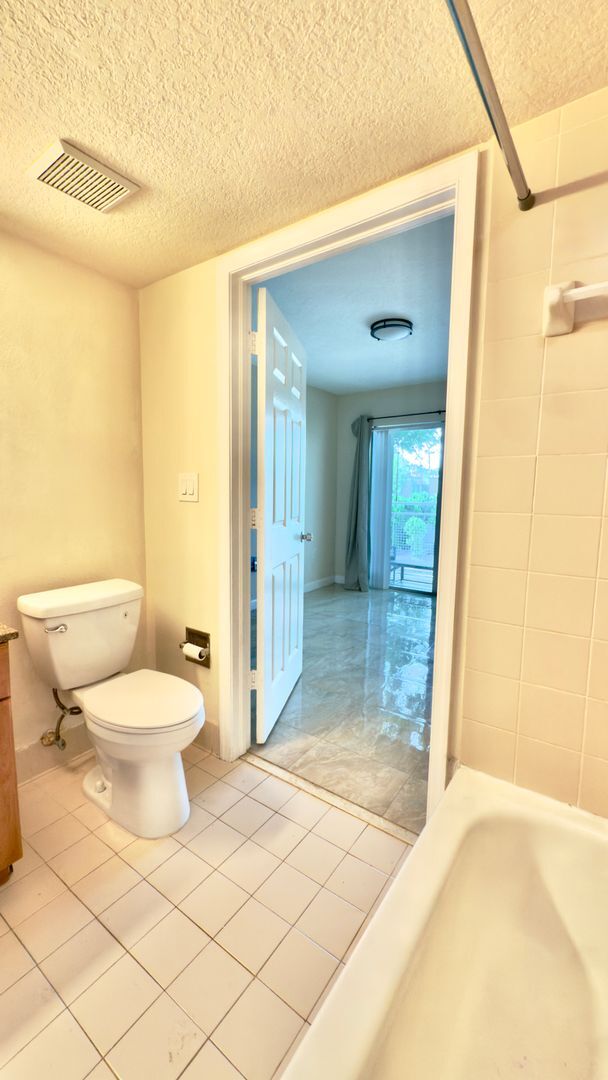 Building Photo - Beachside One Bedroom Condo with Parking a...