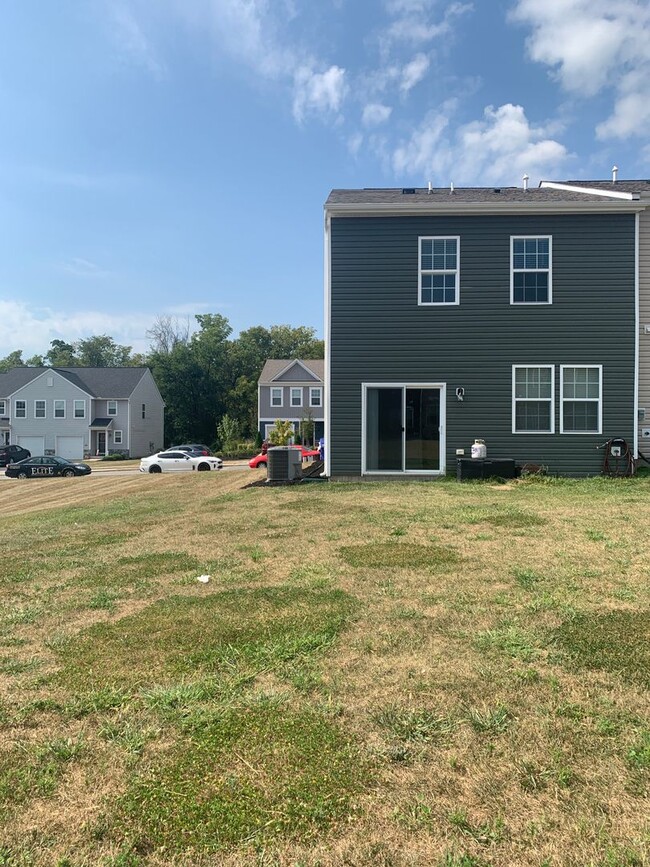 Building Photo - Locust Run Townhouse-3 Bedroom 2.5 Bath Ga...