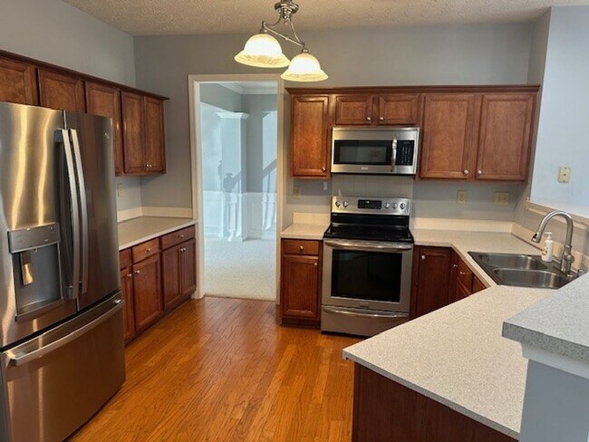 Building Photo - Lovely, Spacious 4 BR House! Vaulted Ceili...