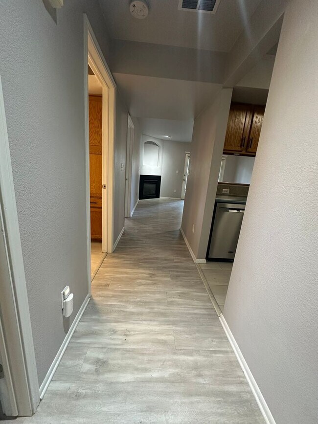 Building Photo - Amazing Ground Level 2 Bedroom!