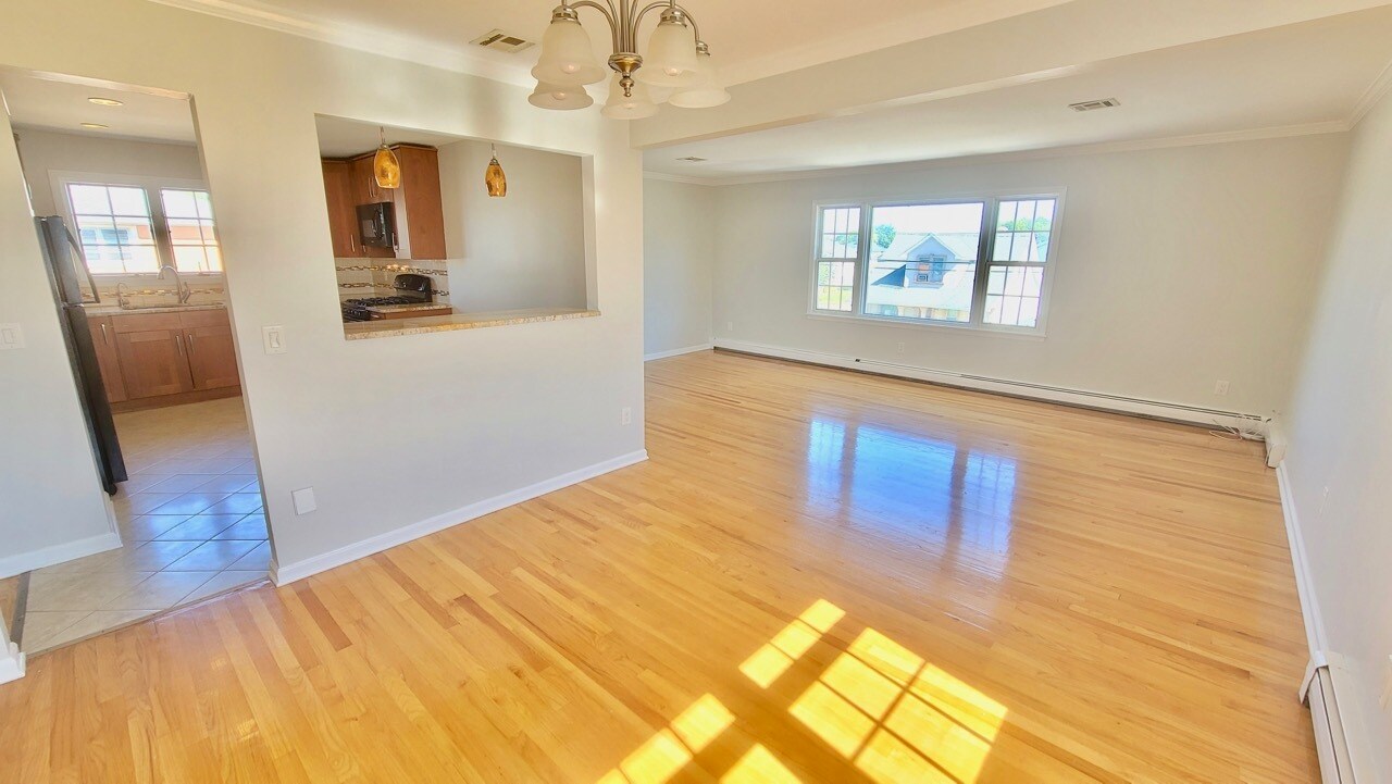Living/ Dining Room - 24 Gall Ave
