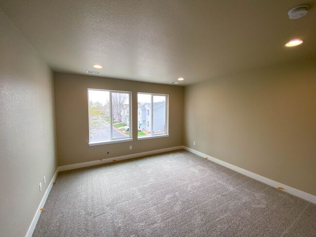 Building Photo - Stunning 4-Bedroom Duplex in Desirable Alp...