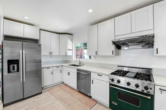 Building Photo - Charming Pasadena Duplex – Upstairs Unit
