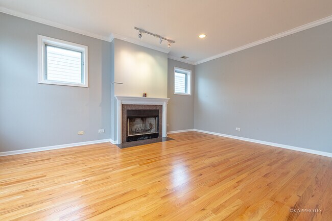 Building Photo - 633 E Bowen Ave