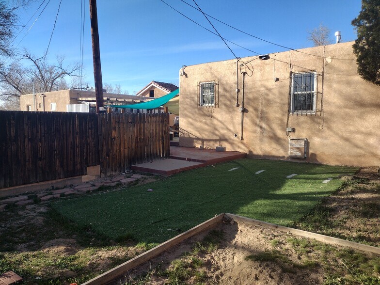 Building Photo - 1204 Coal Ave SE