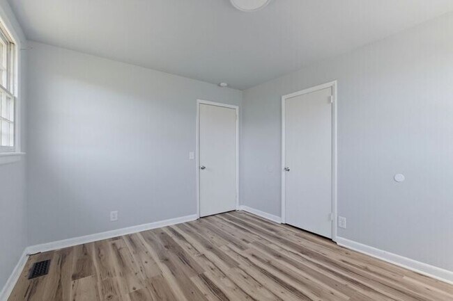Building Photo - Prime Bellevue Location! 3-Bed Townhouse with 1.5 Baths