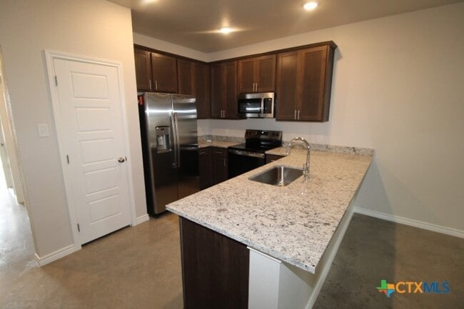 Building Photo - 640 Pacific Crest Trl