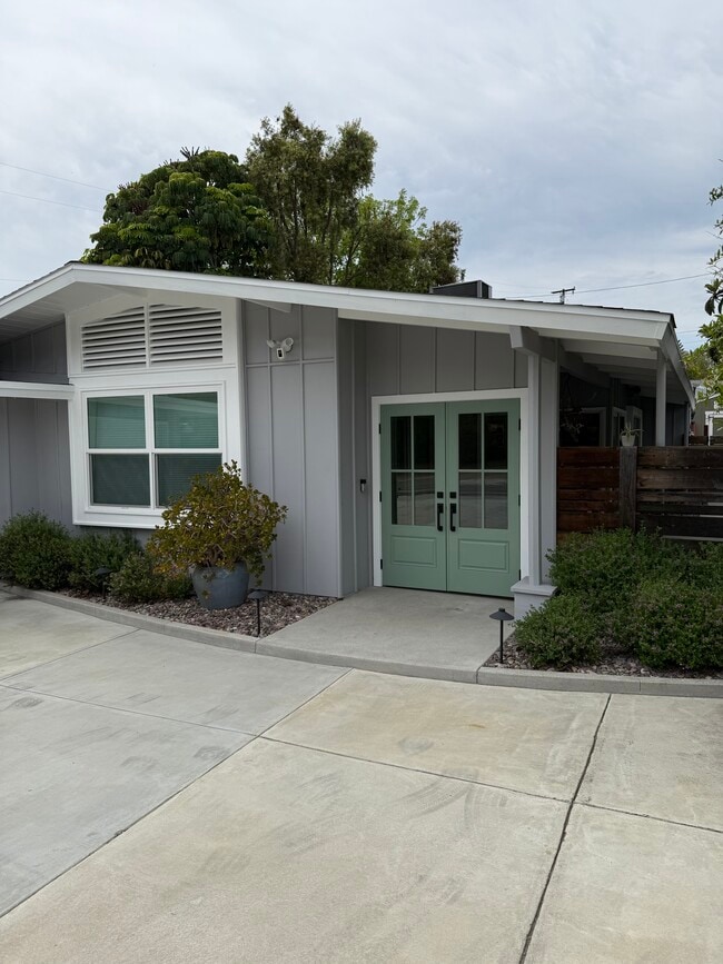 Building Photo - 950 Crescent Dr